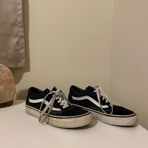 Women’s 7.5 Black Vans